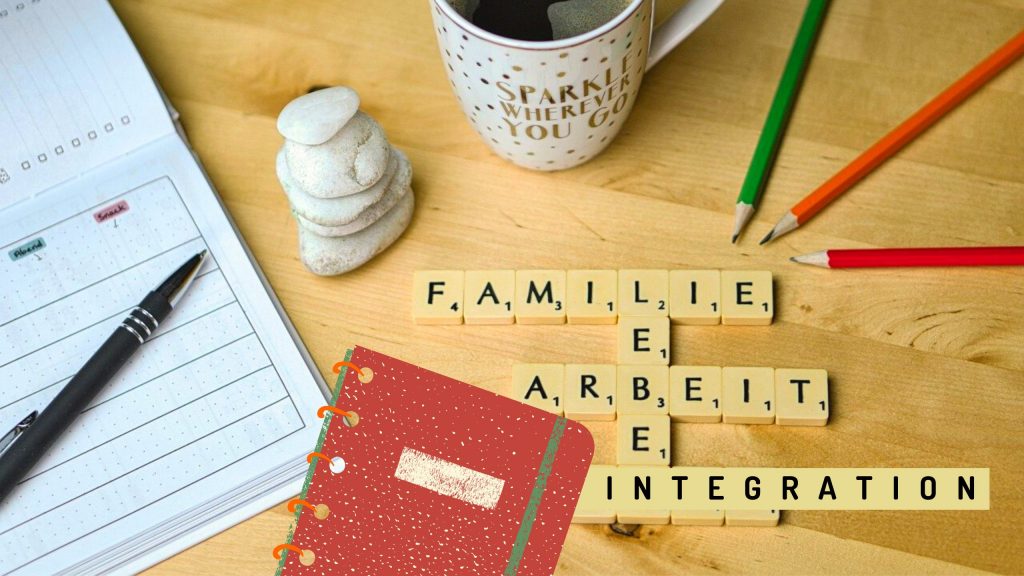 Tasse, Stift und Laptop