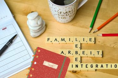 Tasse, Stift und Laptop