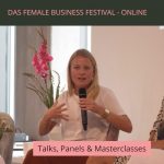 erzählende Frau mit Mikrophon