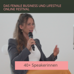 brünette Frau spricht in Mikrophon