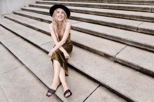 frau auf treppe
