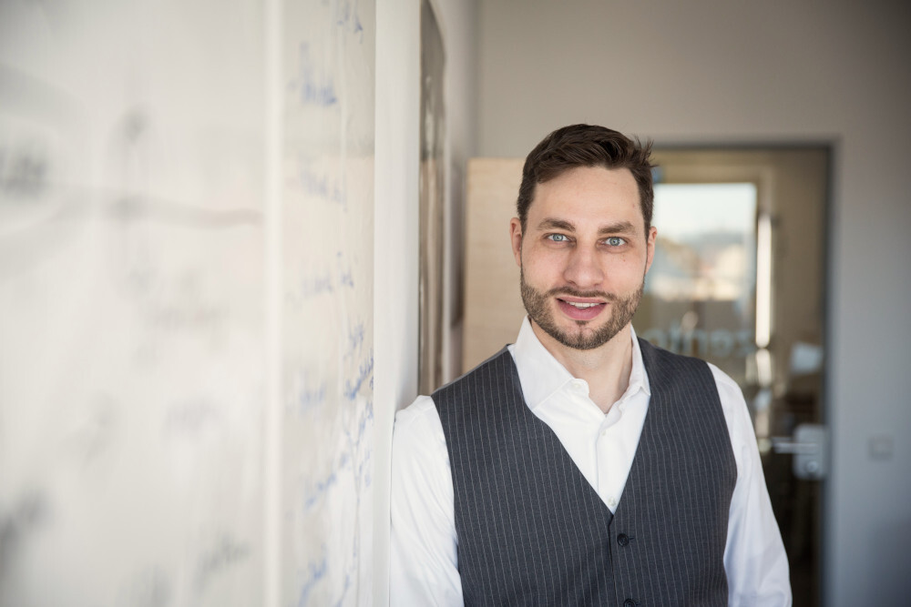 Valentin an Tafel gelehnt