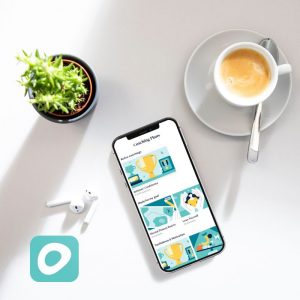 Kaffee und Pflanze neben Handy