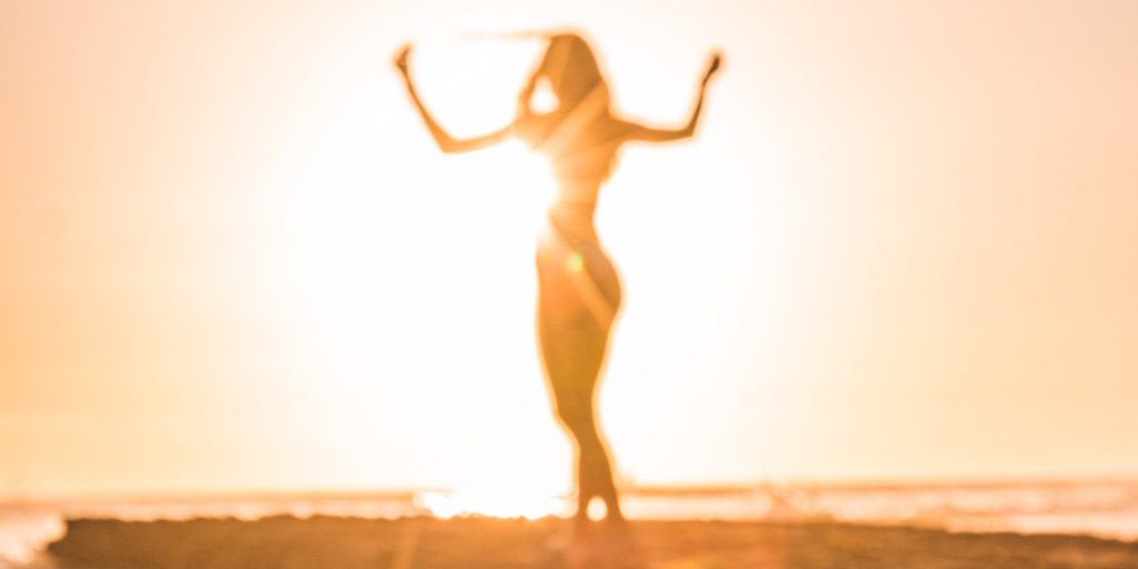 Frauenkörper im Licht