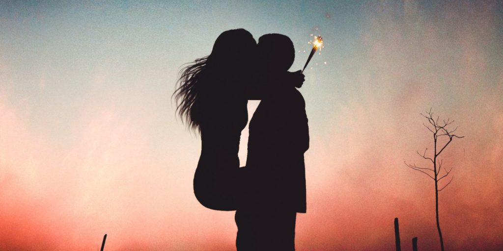 Paar umschlungen - man sieht nur dunkle Umrisse