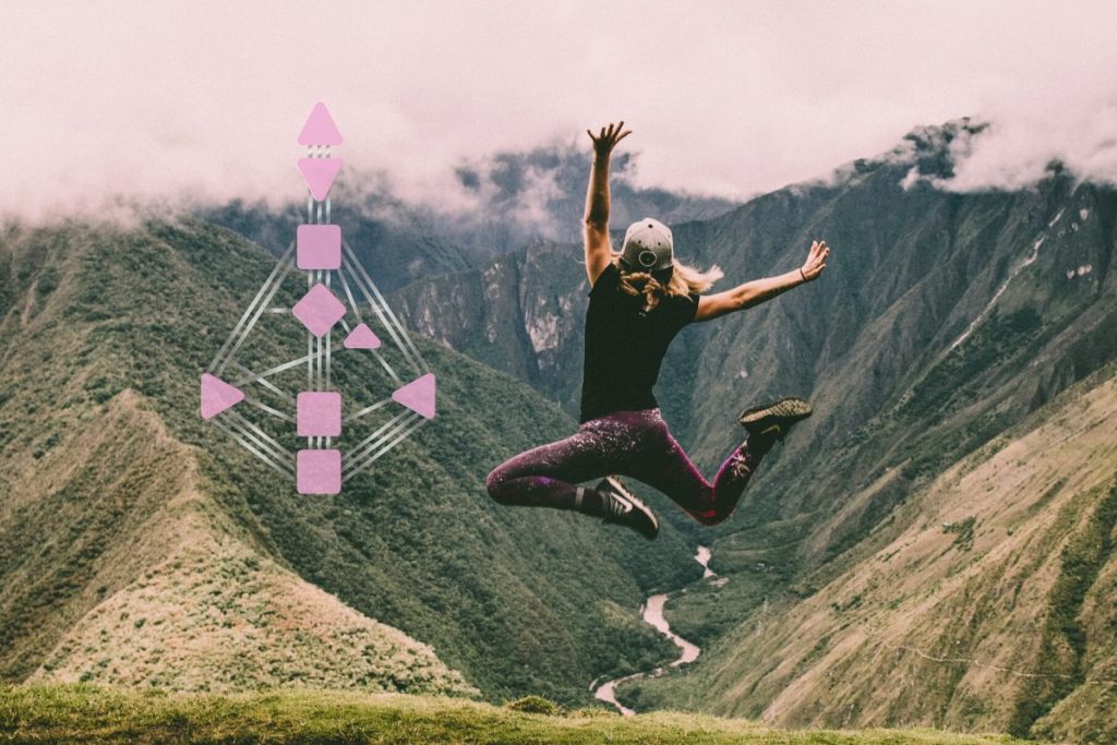 Frau springt in die Luft