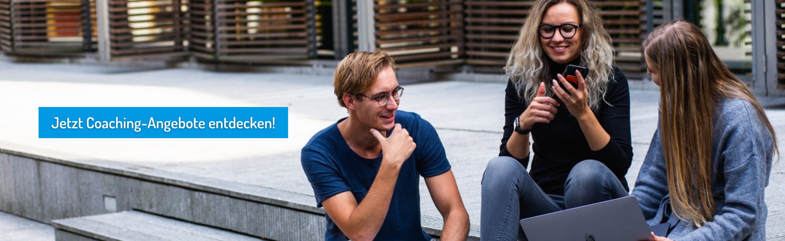 Student*innen auf der Treppe